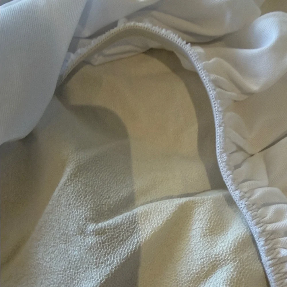Queen mattress protector, great condition, protects against spills and dust